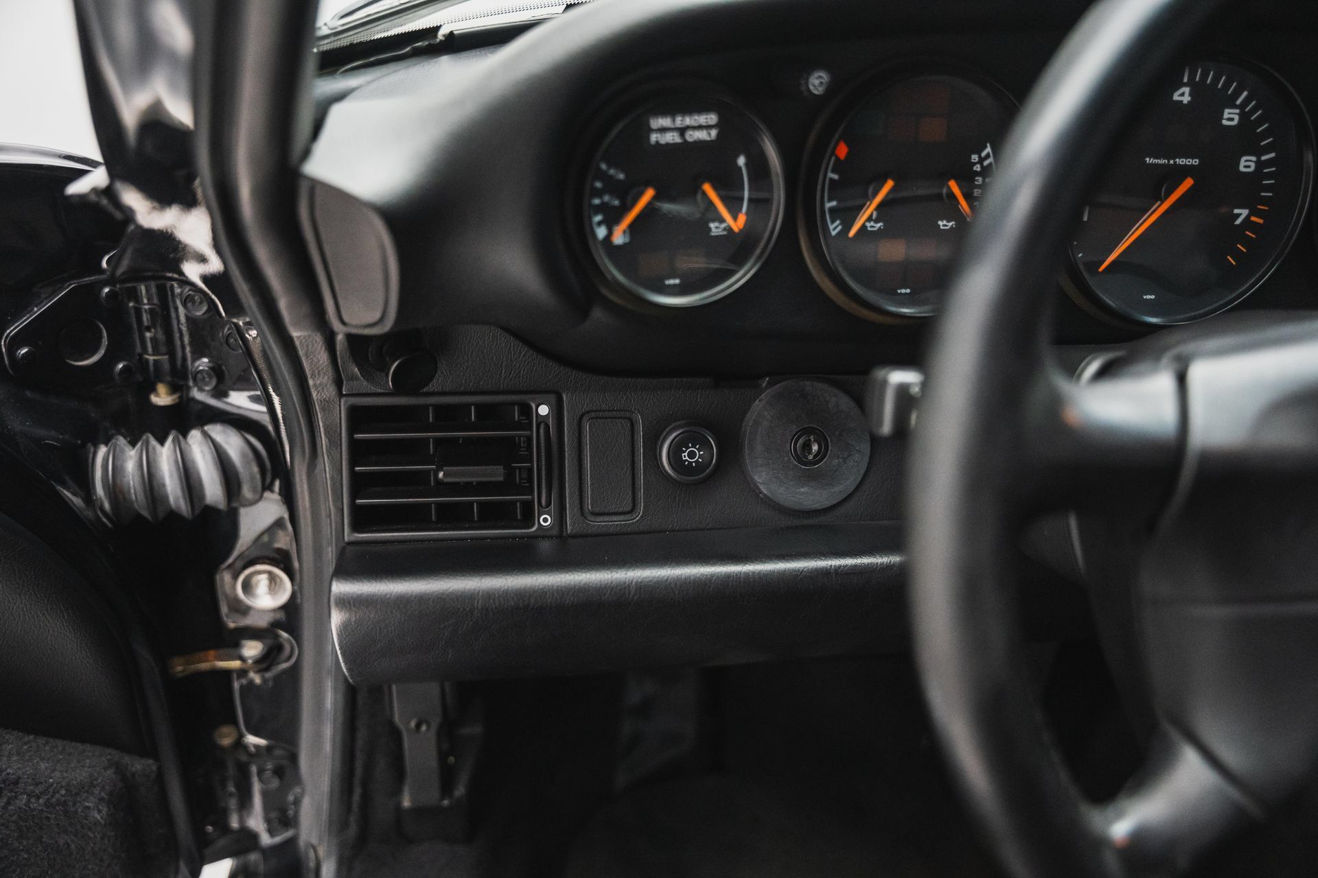 Used 1995 Porsche 911 Carrera RWD image 81