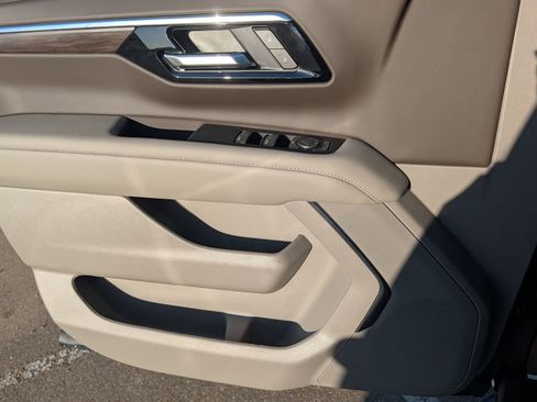 New 2026 Chevrolet Suburban LS image 9