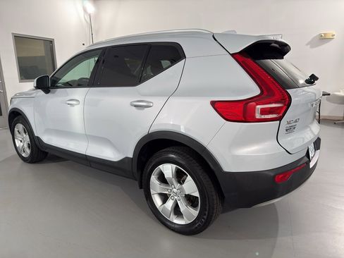 Used 2020 Volvo XC40 T4 Momentum image 5