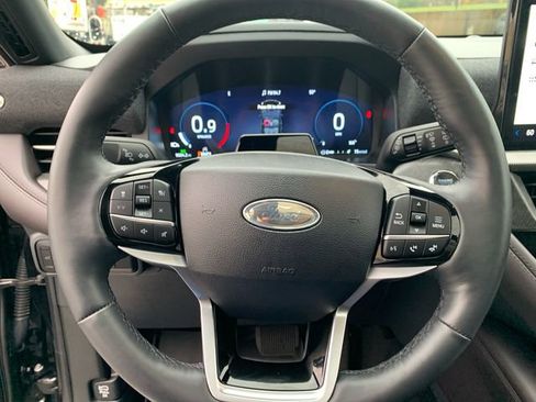 Certified 2025 Ford Explorer Platinum image 32