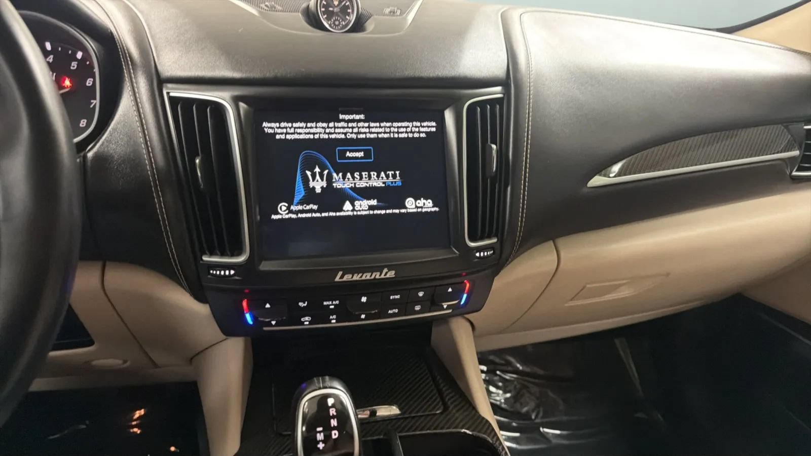 Used 2017 Maserati Levante w/ Luxury Package AWD/4WD image 13