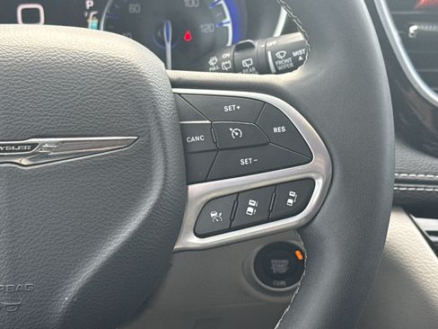 Used 2023 Chrysler Pacifica Limited FWD image 28