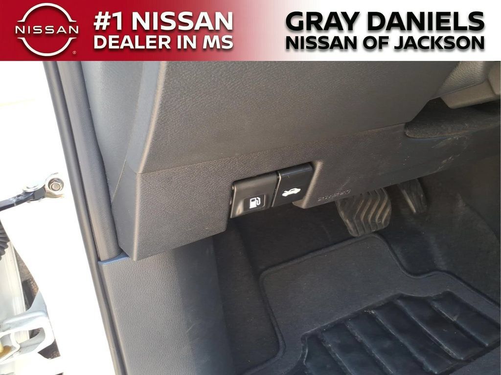 New 2025 Nissan Versa SR w/ Trunk Package FWD image 12
