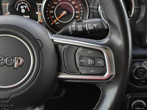 Used 2019 Jeep Wrangler Unlimited Sahara image 12