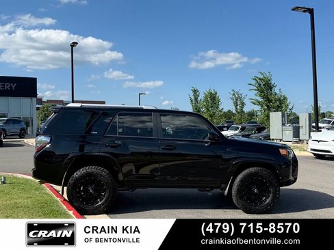 Used 2017 Toyota 4Runner SR5 AWD/4WD image 8