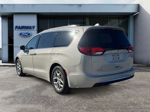 Used 2019 Chrysler Pacifica Touring Plus w/ Tire & Wheel Group image 4