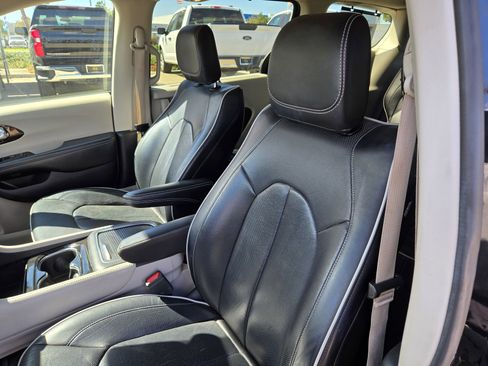 Used 2022 Chrysler Pacifica Limited image 14