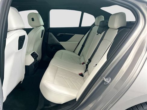 Used 2025 BMW 530i w/ Premium Package RWD image 18