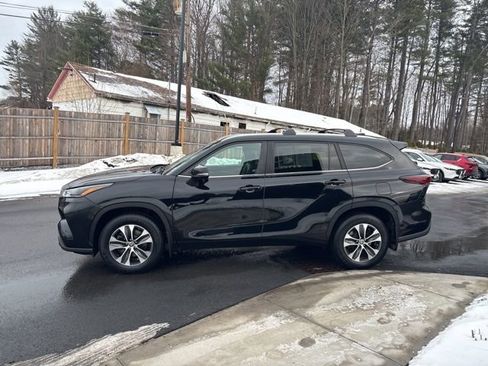 Used 2024 Toyota Highlander XLE image 12