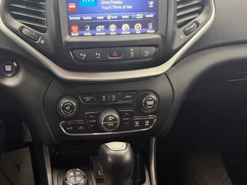 Used 2017 Jeep Cherokee Trailhawk AWD/4WD image 14