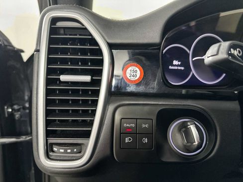 Certified 2022 Porsche Cayenne Platinum Edition image 13