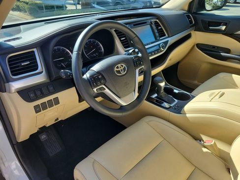 Used 2019 Toyota Highlander XLE FWD image 16