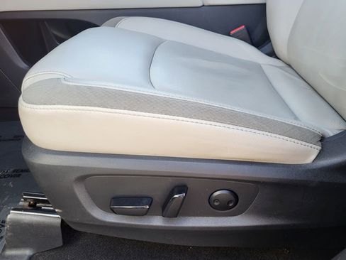 Used 2023 Nissan Pathfinder SL AWD/4WD image 15
