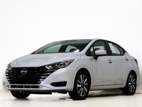 Used 2023 Nissan Versa SV image 3
