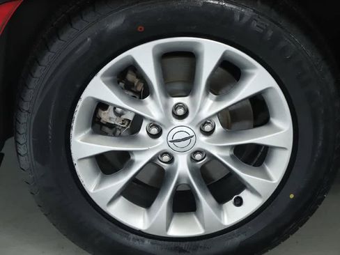 Used 2023 Chrysler Pacifica Touring-L image 11