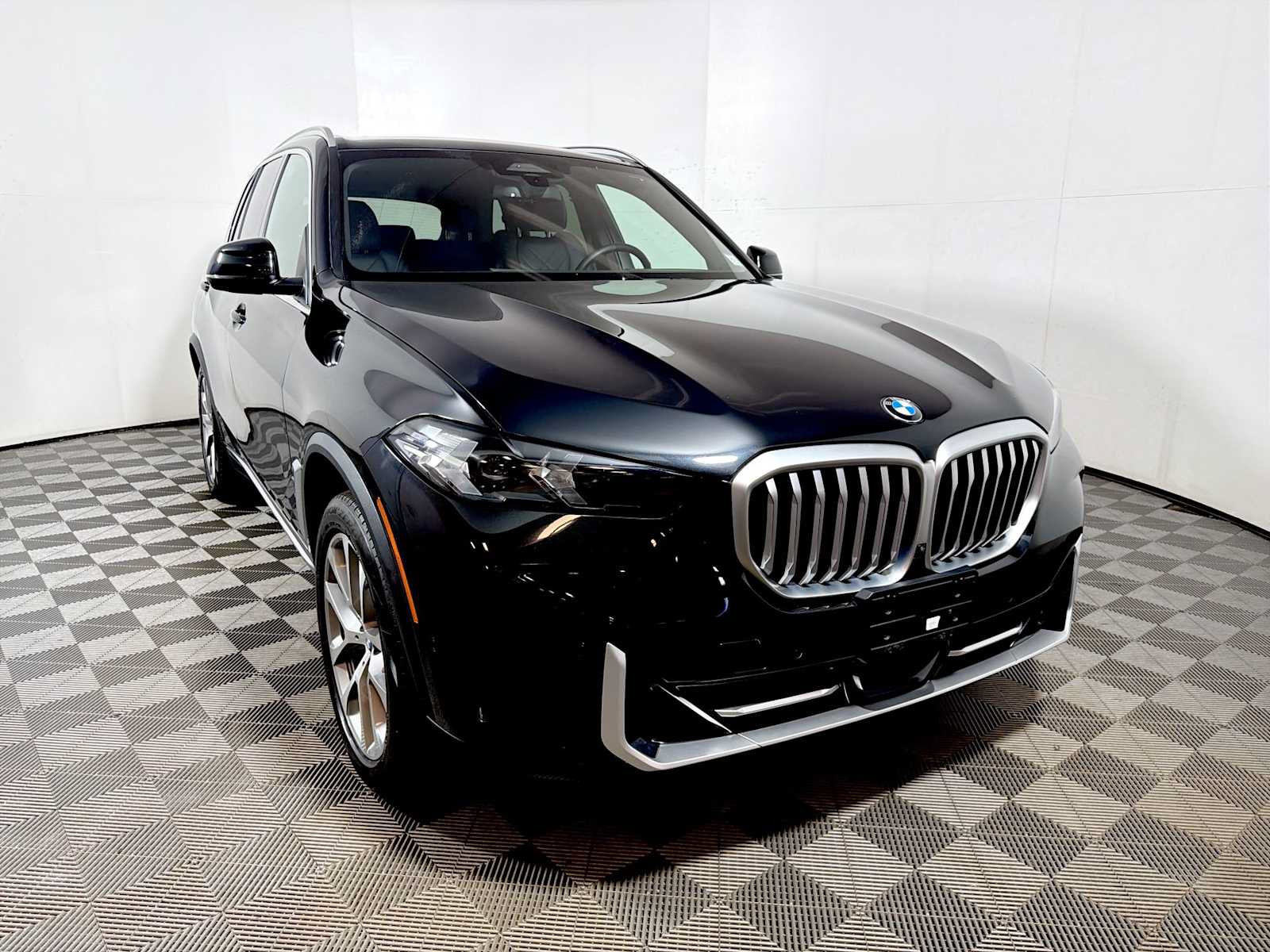 Used 2024 BMW X5 xDrive40i w/ Parking Assistance Package AWD/4WD image 2