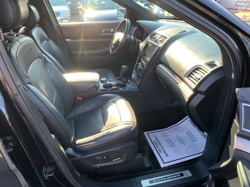 Used 2017 Ford Explorer Platinum image 11