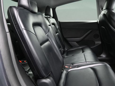 Used 2022 Tesla Model Y Long Range image 12