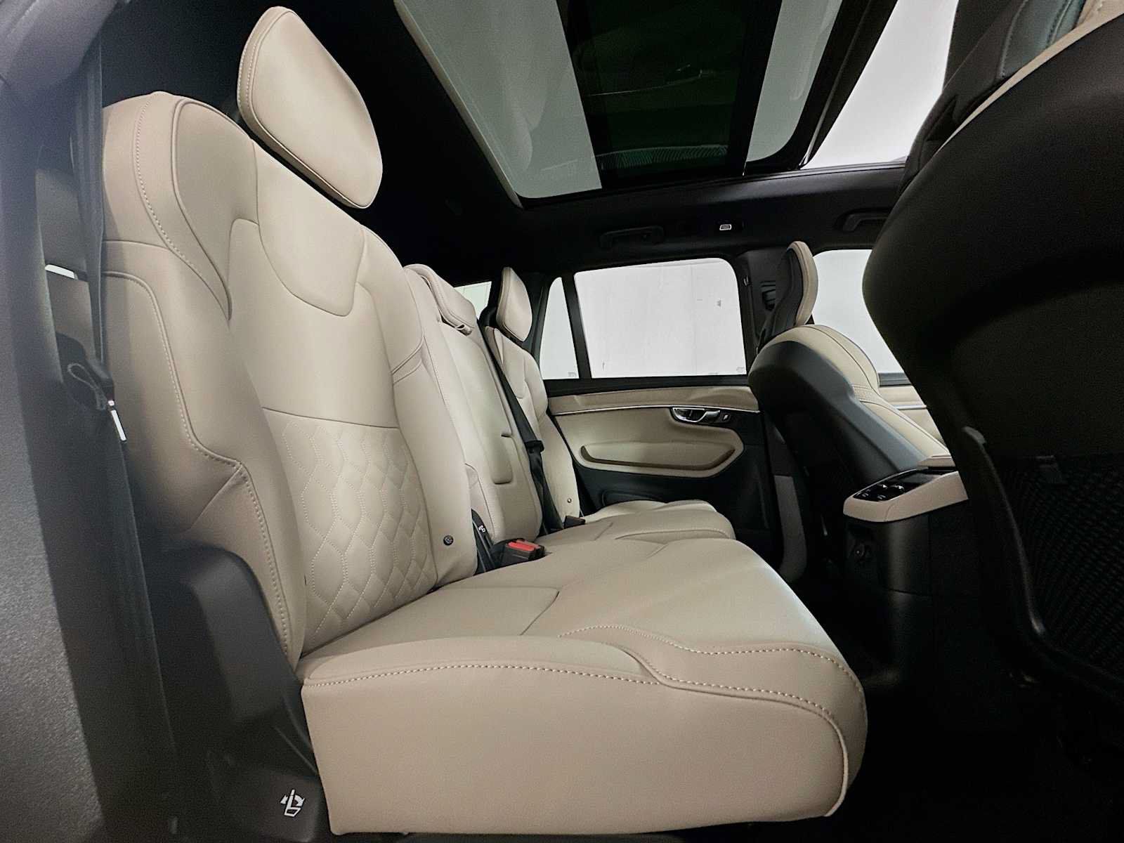 New 2026 Volvo XC90 T8 Plus w/ Protection Package Premier AWD/4WD image 26