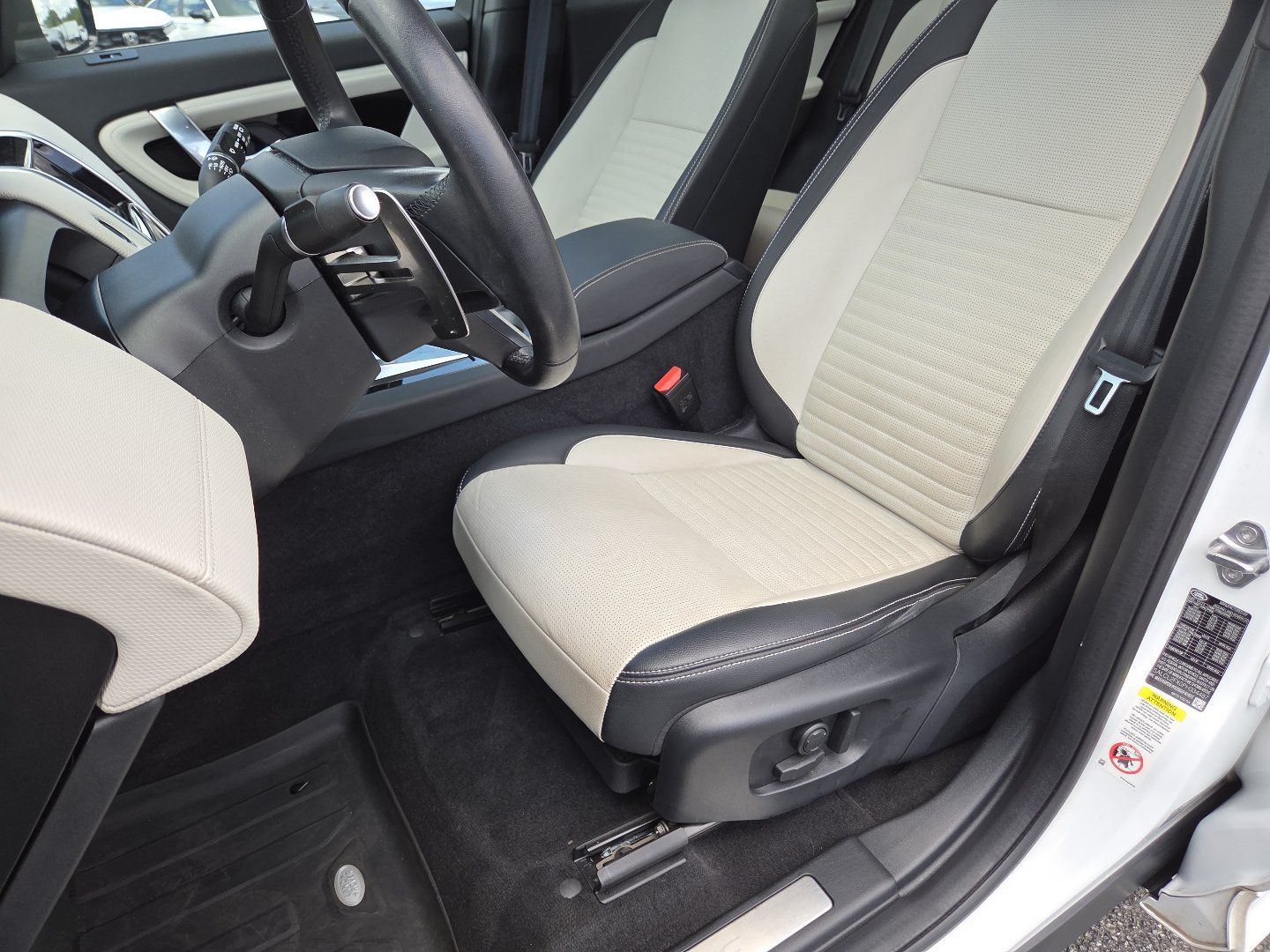 Used 2023 Land Rover Discovery Sport SE R-Dynamic AWD/4WD image 29