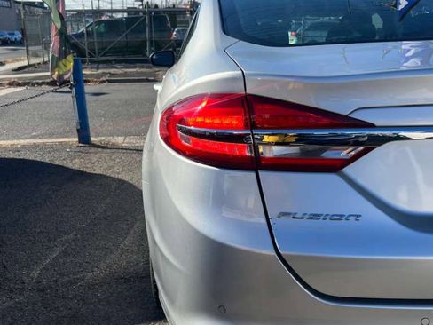 Used 2017 Ford Fusion SE w/ Fusion SE Technology Package image 9