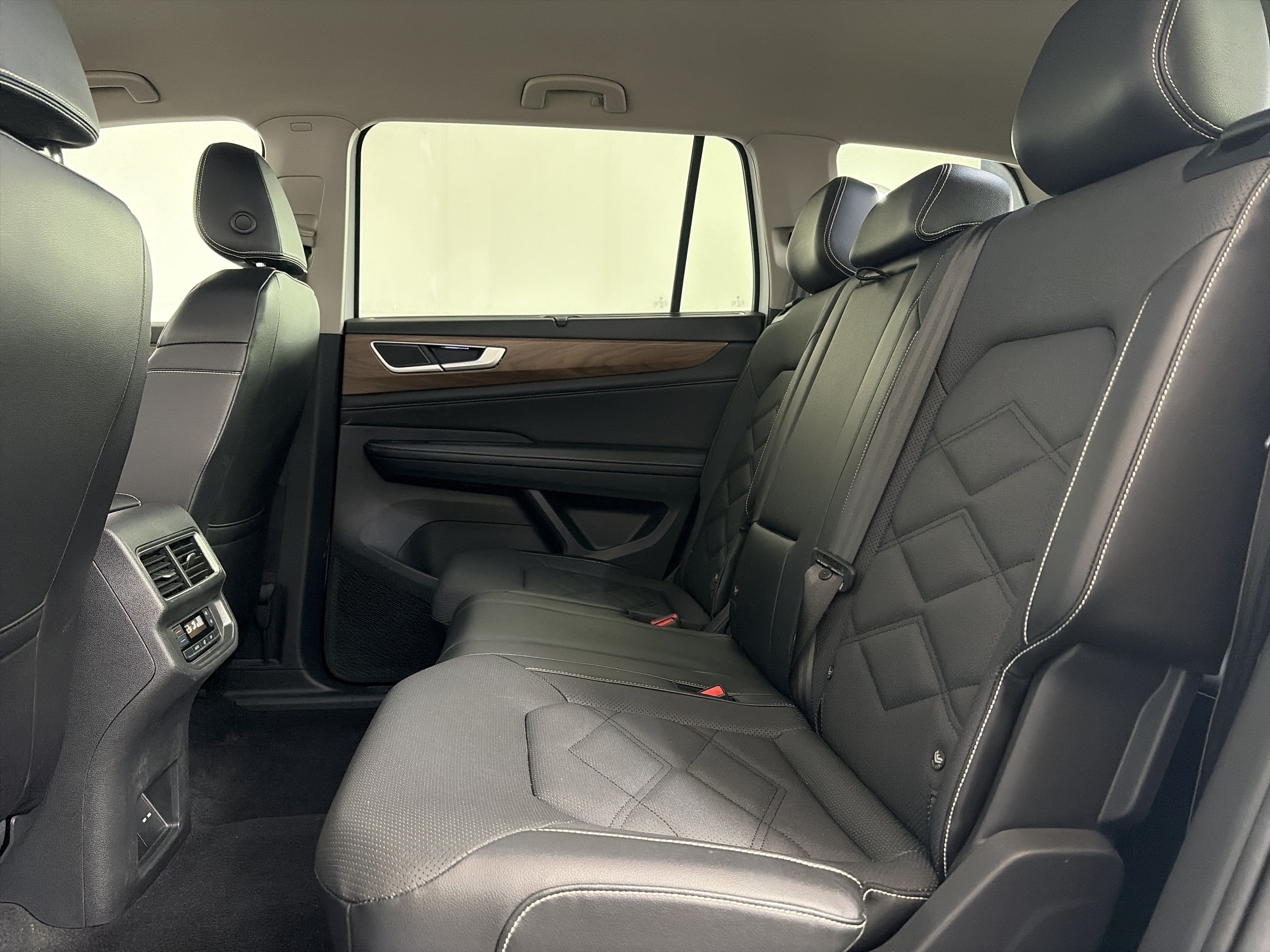Used 2024 Volkswagen Atlas SE AWD/4WD image 7