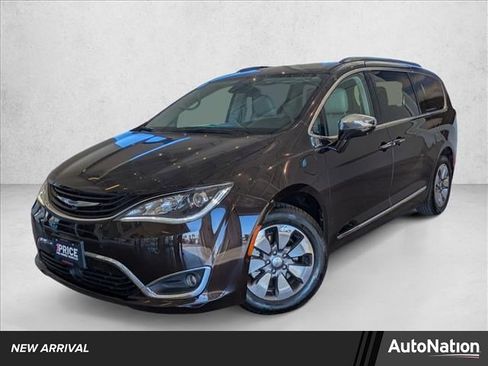 Used 2017 Chrysler Pacifica Platinum image 1