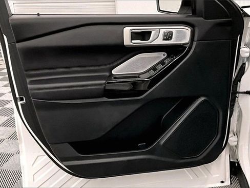 Used 2024 Ford Explorer Platinum w/ Technology Package image 17
