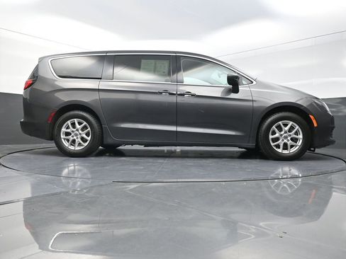 Used 2022 Chrysler Voyager LX image 29