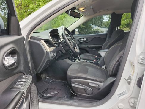 Used 2016 Jeep Cherokee Latitude AWD/4WD image 5