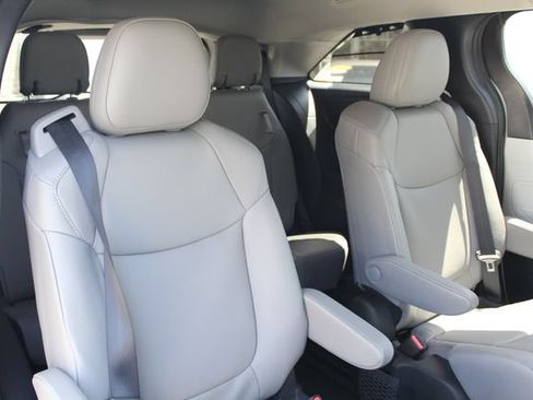 Certified 2026 Toyota Sienna XLE FWD image 86