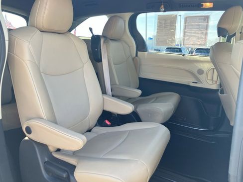 Used 2021 Toyota Sienna XLE image 32