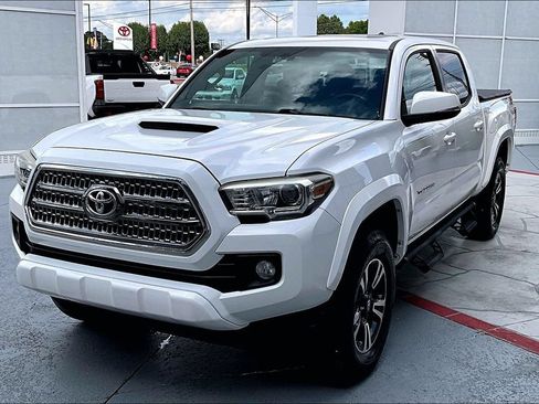 Certified 2017 Toyota Tacoma TRD Sport AWD/4WD image 39
