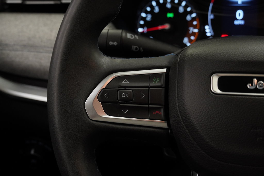 Used 2022 Jeep Compass Latitude FWD image 29