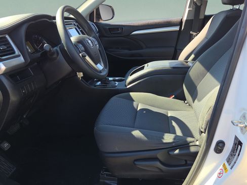 Used 2015 Toyota Highlander LE image 10