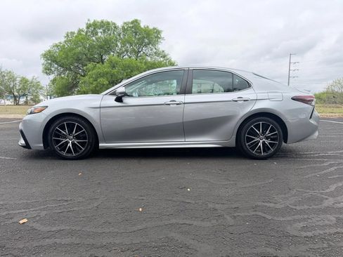 Used 2022 Toyota Camry SE FWD image 4