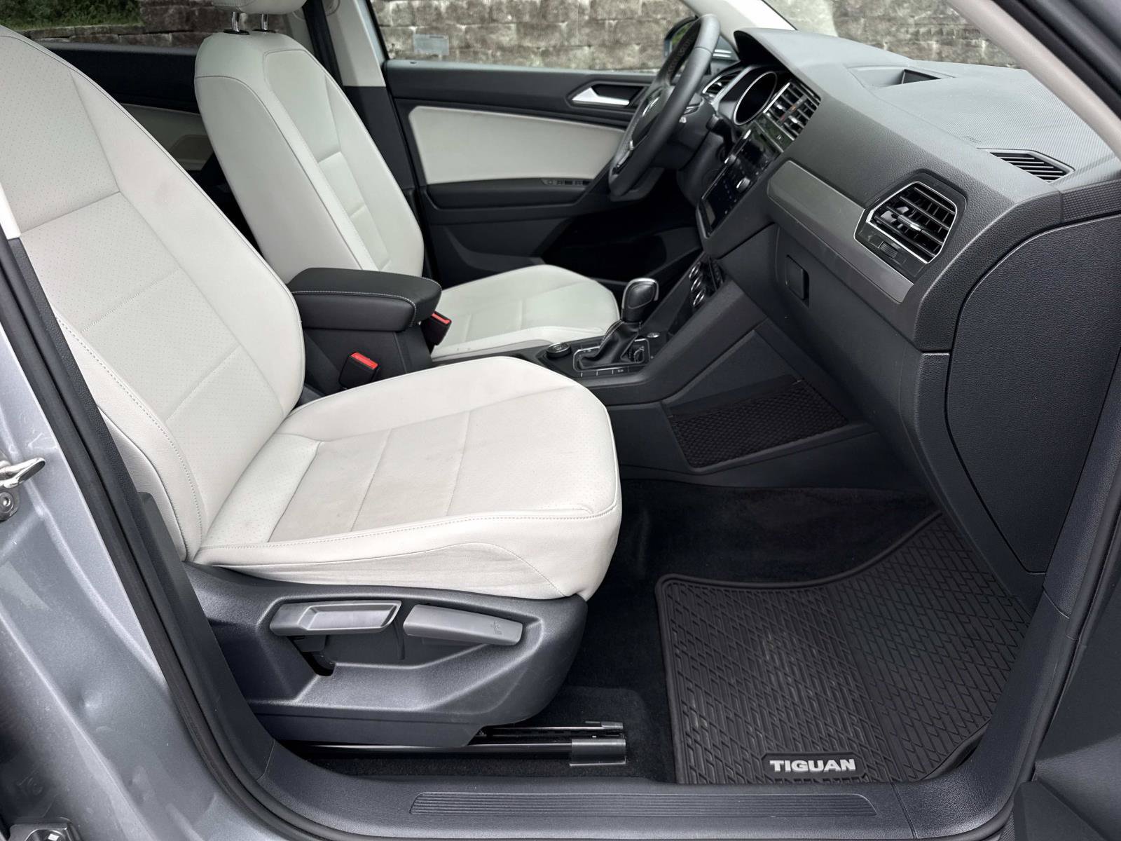 Used 2021 Volkswagen Tiguan SE w/ Panoramic Sunroof Package AWD/4WD image 25
