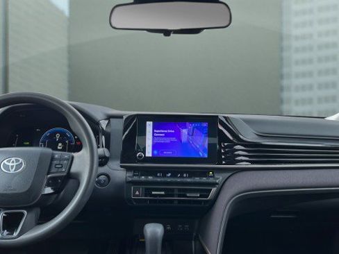 Used 2025 Toyota Camry LE image 10