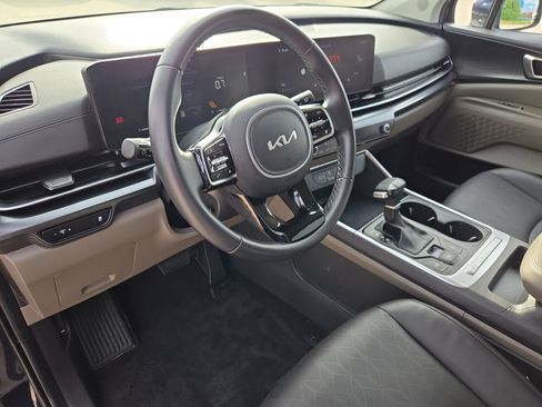 Used 2025 Kia Carnival FWD image 13