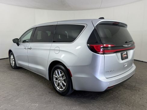 Used 2024 Chrysler Pacifica Touring-L FWD image 5