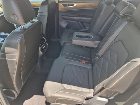 Used 2025 Volkswagen Atlas SE FWD image 25