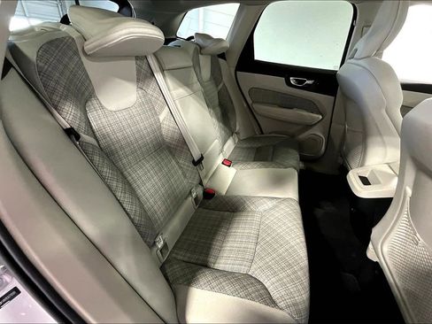 Used 2022 Volvo XC60 B5 Momentum image 35