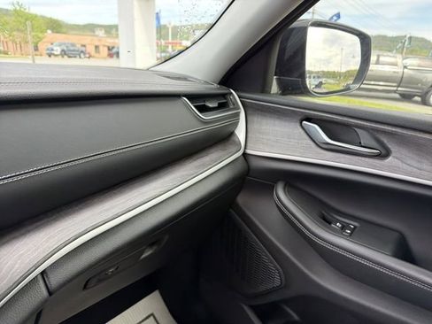 Used 2023 Jeep Grand Cherokee Limited w/ Black Appearance Package RWD image 24