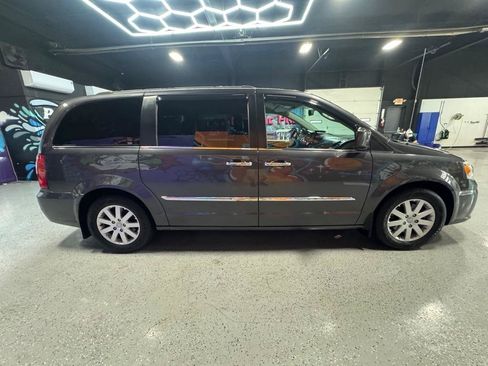Used 2015 Chrysler Town & Country Touring w/ Driver Convenience Group FWD image 6