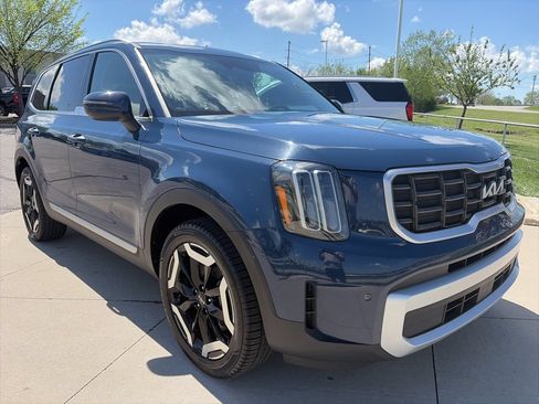 Used 2025 Kia Telluride S FWD image 2