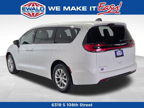 New 2026 Chrysler Pacifica Select image 16