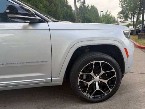 Used 2022 Jeep Grand Cherokee Summit AWD/4WD image 3