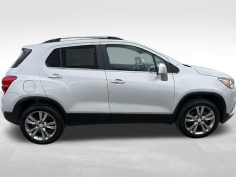Used 2019 Chevrolet Trax LT w/ Sun & Sound Package AWD/4WD image 4
