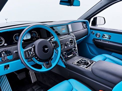 Used 2025 Rolls-Royce Cullinan AWD/4WD image 2