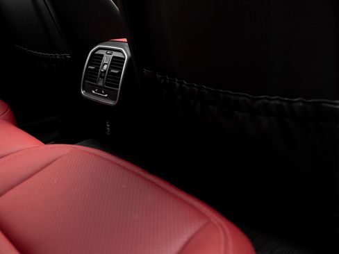 Certified 2025 Porsche Macan AWD/4WD image 32